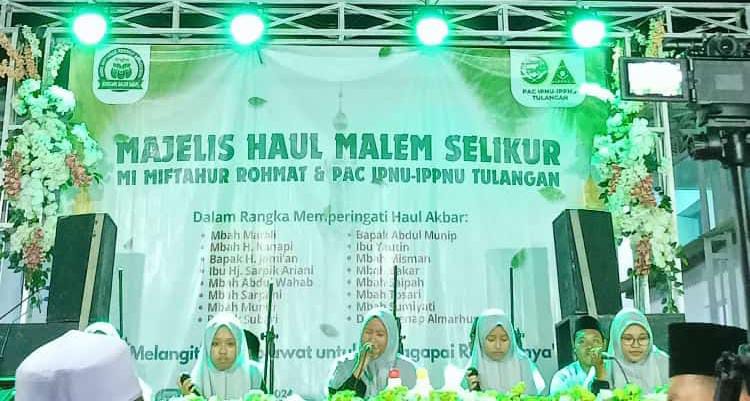 15 Grup Hadrah Bersama MI Miftahur Rohmat Pangkemiri Songsong Lailatul Qodar Dengan Shalawat