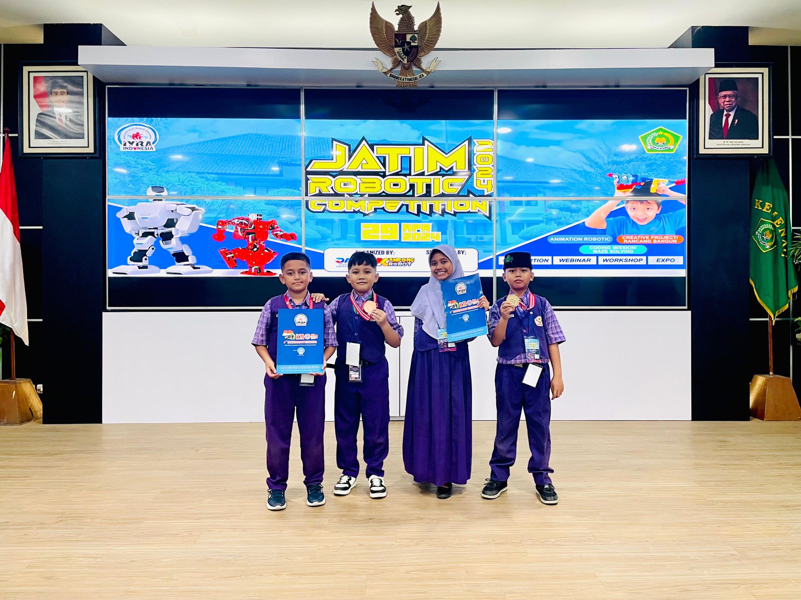 Perdana Ikut Kompetisi Robotik, MI Ma'arif Ketegan Borong Juara